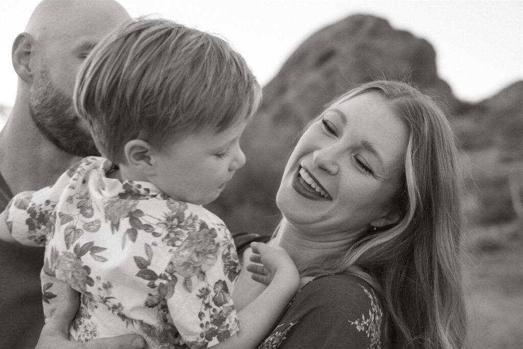 Annette Ambrose Photography is now offering mini family photo sessions in Phoenix, Arizona. Learn more about this service.