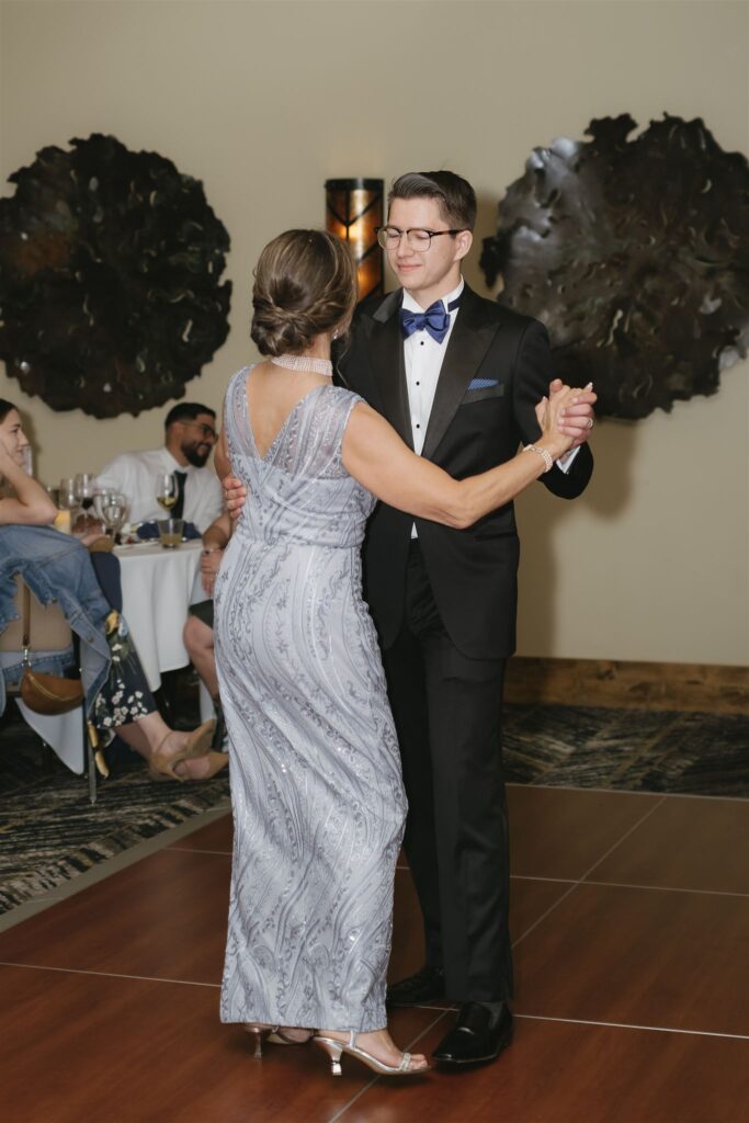 Annette Ambrose Photography, an Arizona-based Wedding Photographer, shares this classic, artsy wedding that took place at the Tonto Verde Golf Course in North Scottsdale, Arizona.