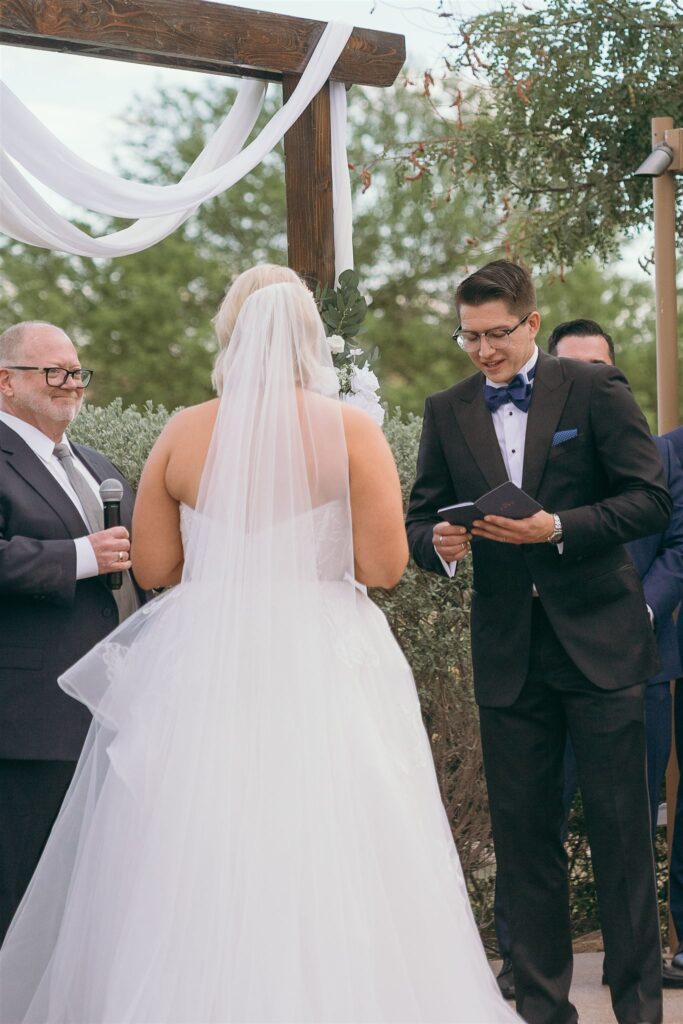 Annette Ambrose Photography, an Arizona-based Wedding Photographer, shares this classic, artsy wedding that took place at the Tonto Verde Golf Course in North Scottsdale, Arizona.