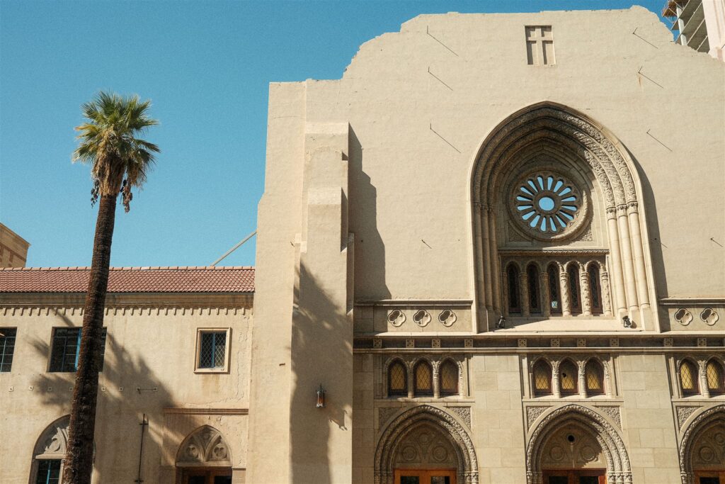 DOWNTOWN PHOENIX ENGAGEMENT photo locations with unique backdrops, from vintage hotels to modern art venues.