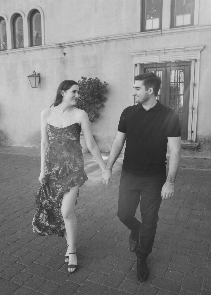 Planning engagement photos? Discover why Tlaquepaque Engagement Session in Sedona offer the perfect artistic setting for your session.