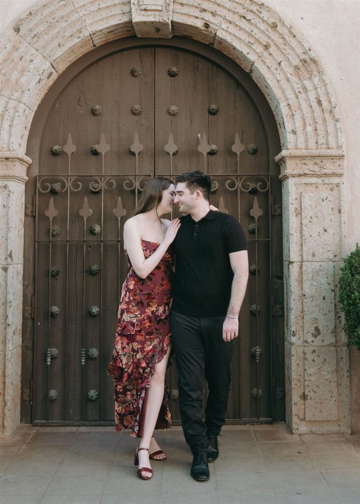 Planning engagement photos? Discover why Tlaquepaque Engagement Session in Sedona offer the perfect artistic setting for your session.