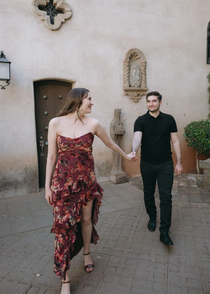 Planning engagement photos? Discover why Tlaquepaque Engagement Session in Sedona offer the perfect artistic setting for your session.