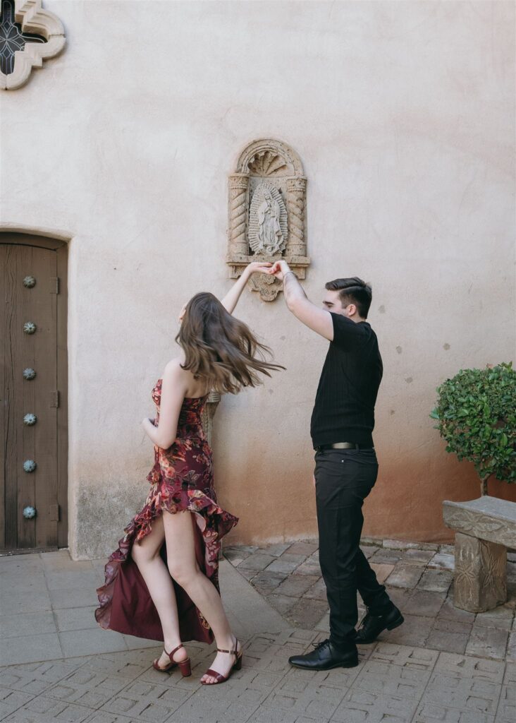 Planning engagement photos? Discover why Tlaquepaque Engagement Session in Sedona offer the perfect artistic setting for your session.