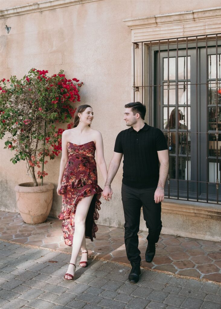 Planning engagement photos? Discover why Tlaquepaque Engagement Session in Sedona offer the perfect artistic setting for your session.